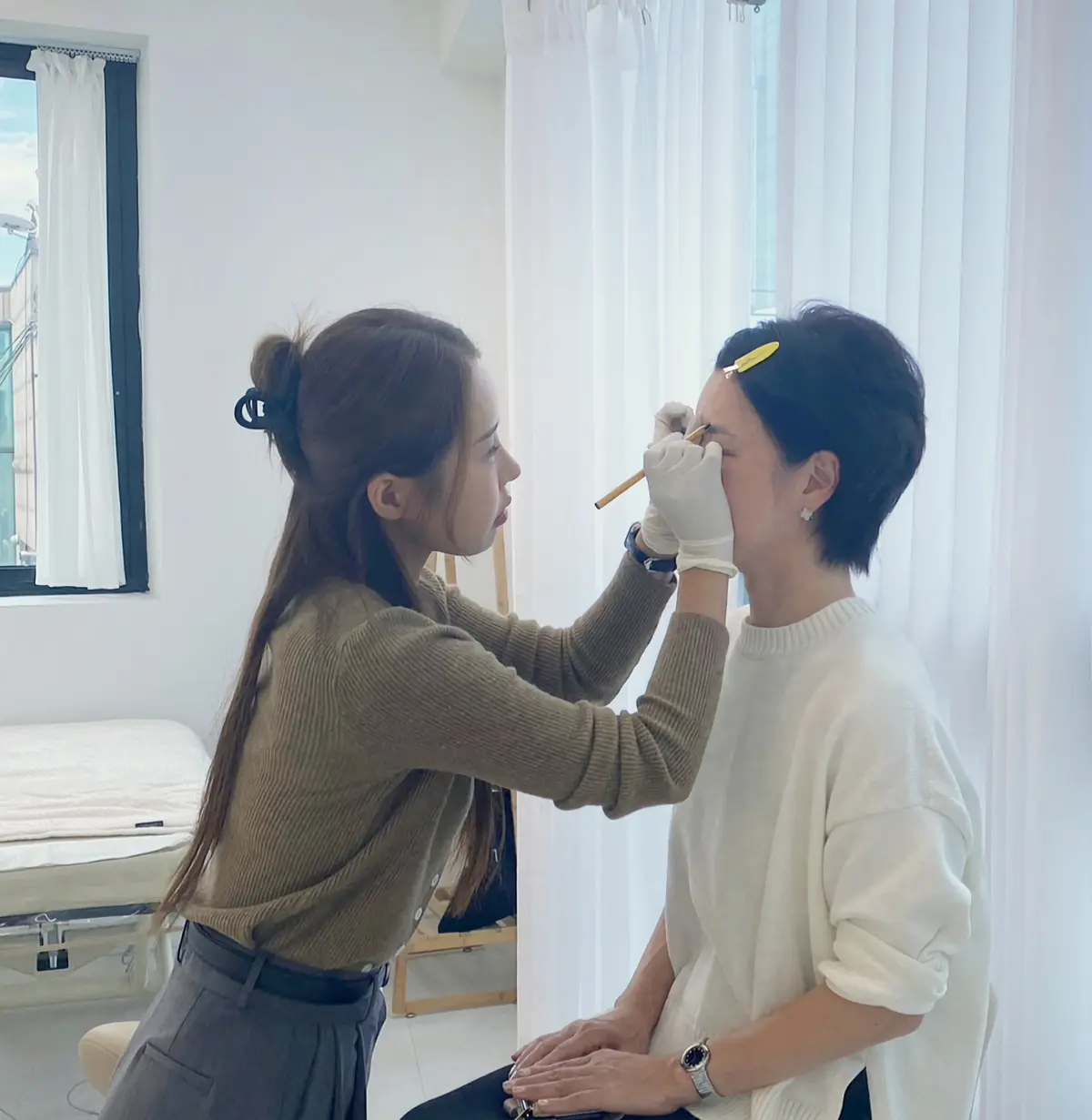 麻酔後は椅子に座って眉毛の大枠を型どります。