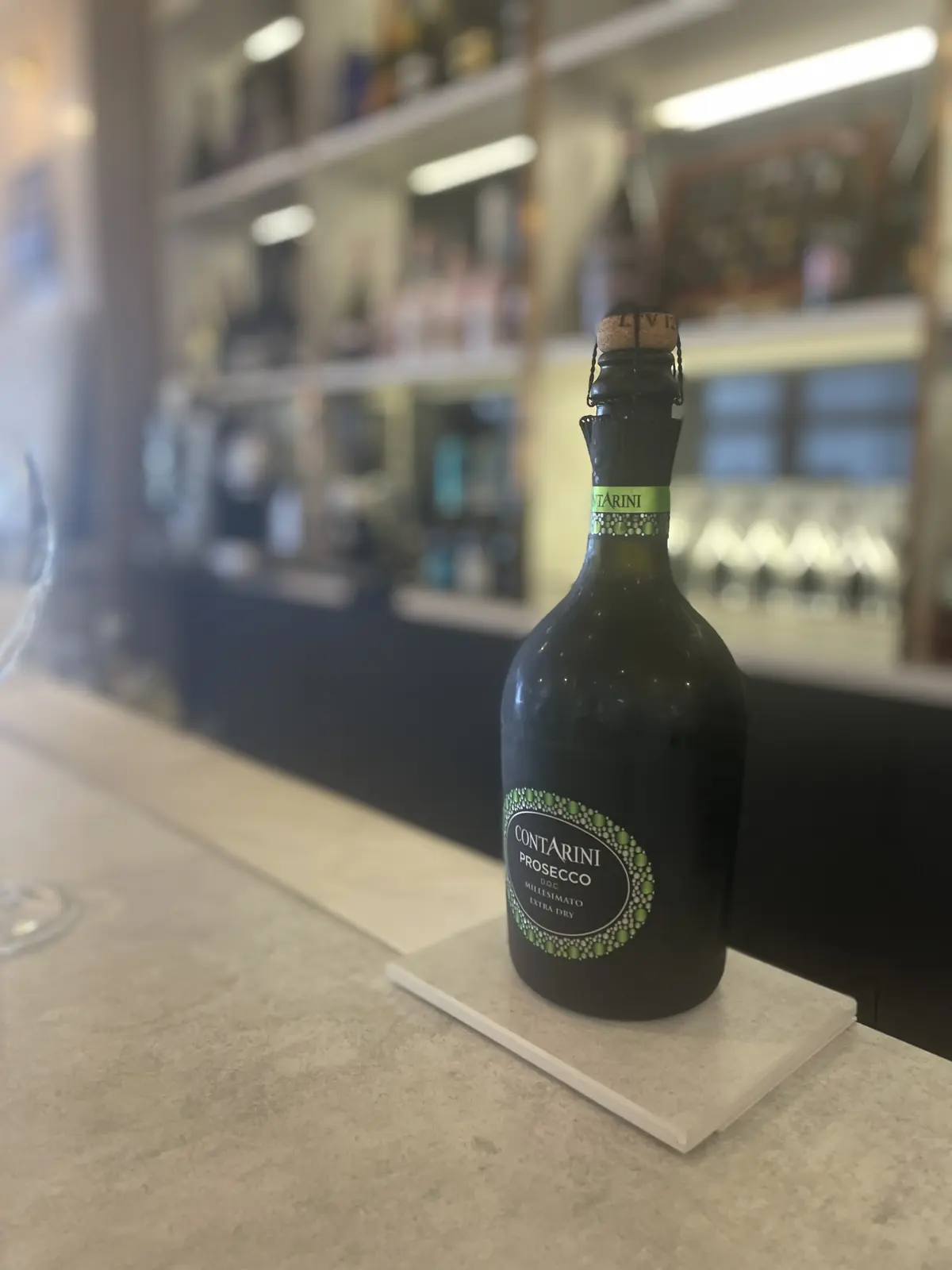 グリーンのリボンシャツを着て日本初のプロの画像_3