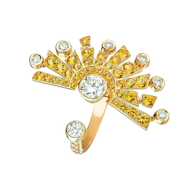 ラウンドカットの ダイヤモンドから光線のように配された イエローサファイアのパワフルなモチー フ。