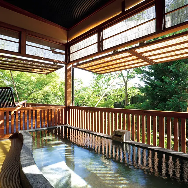 広々とし た部屋つきの温泉露天風呂