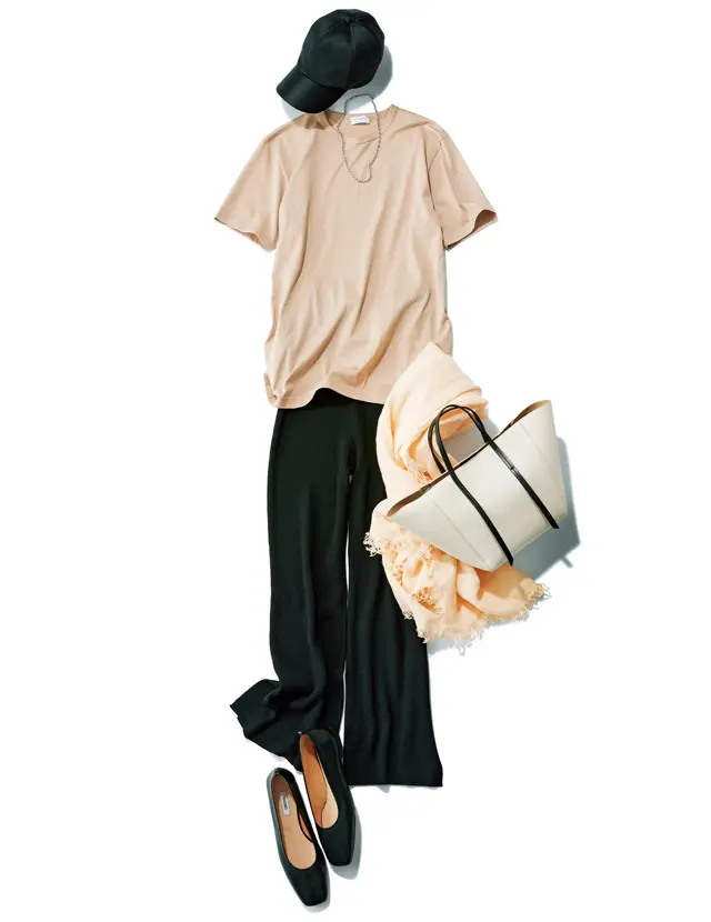 サンスペルのベージュTに黒のパンツを合わせた柔らかモードコーデ