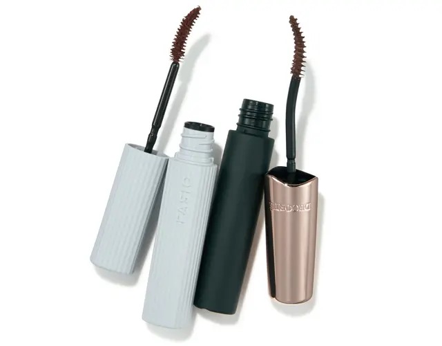 （右）コスメデコルテ ボリュームアップ マスカラ BR301、（左）コーセー ファシオ パーマネントカール マスカラ WP（ロング） 02