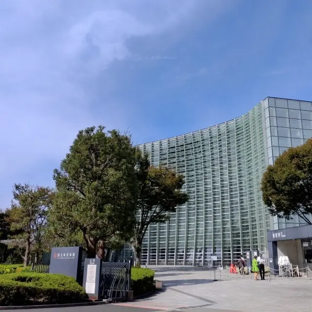 国立新美術館　イヴ・サンローラン展