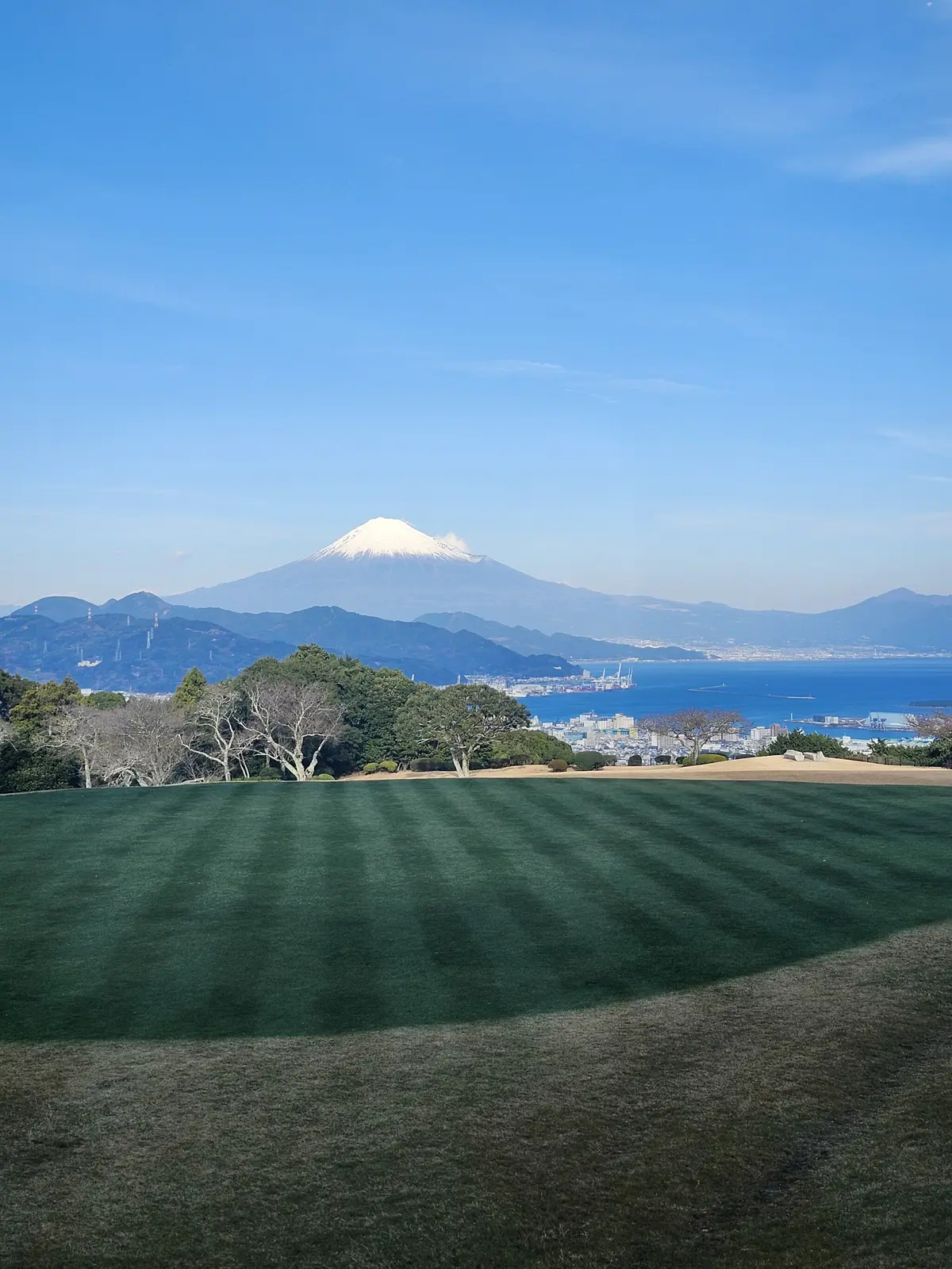 日本平ホテル日本平ホテル、静岡旅行、ホテルラウンジ、ケーキセット、紅茶、40代ファッション、年末年始、旅コーディネート、富士山、絶景スポット、絶景ポイント