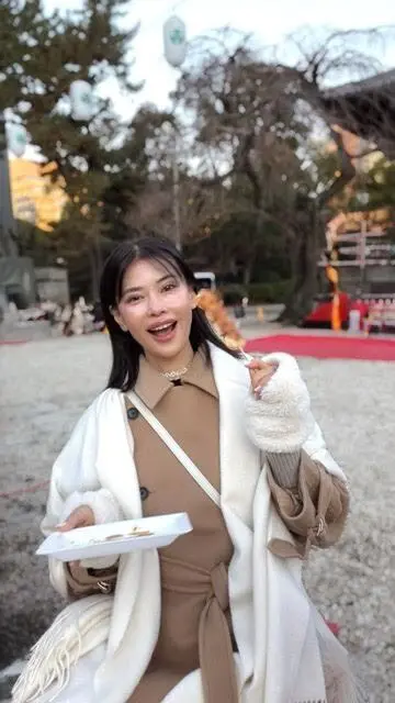 出店のお団子を食べている