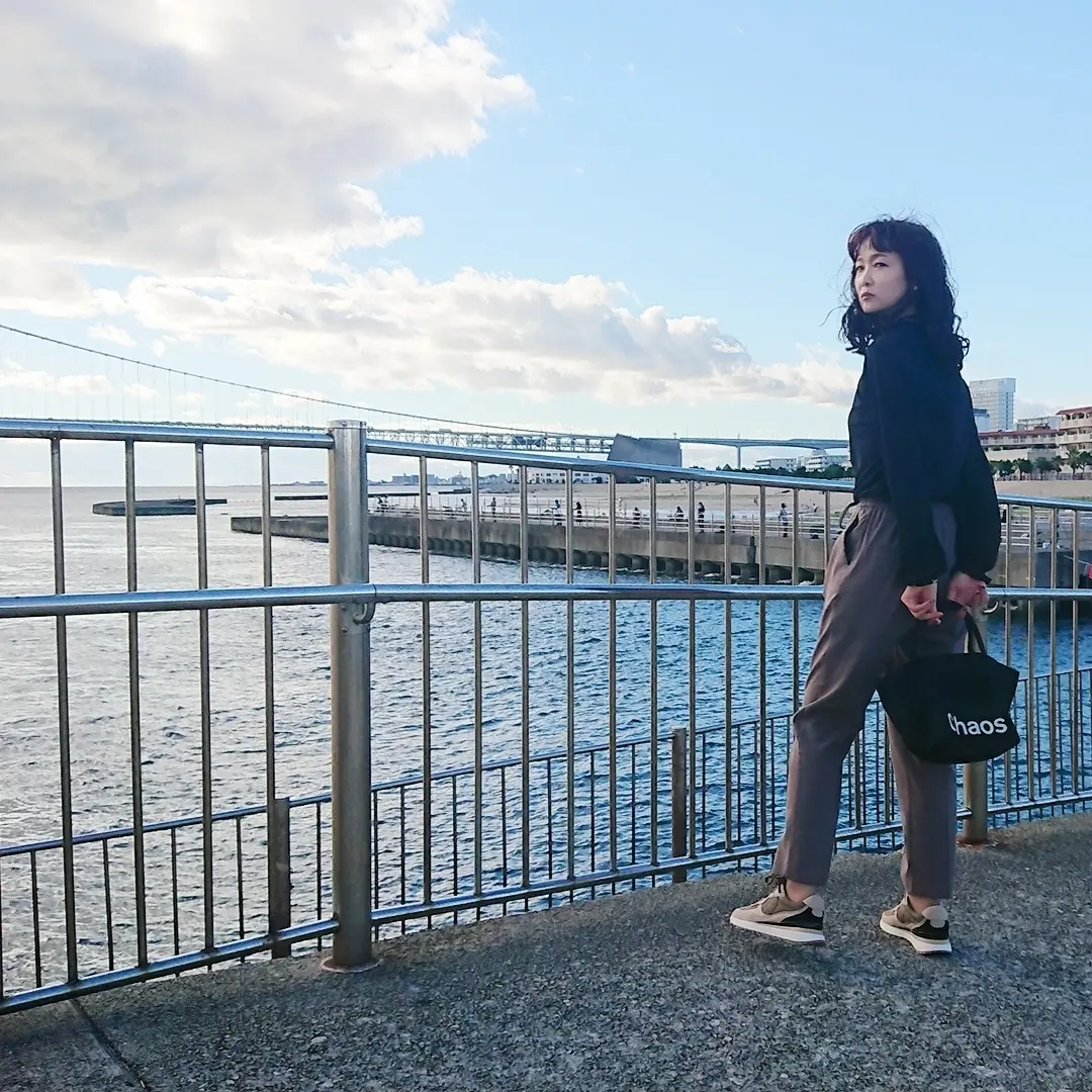 黒ブラウス  ブラウンパンツ  スニーカー