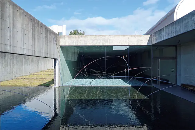 宮脇愛子の『うつろひ－a moment of movement』の展示室「大地」