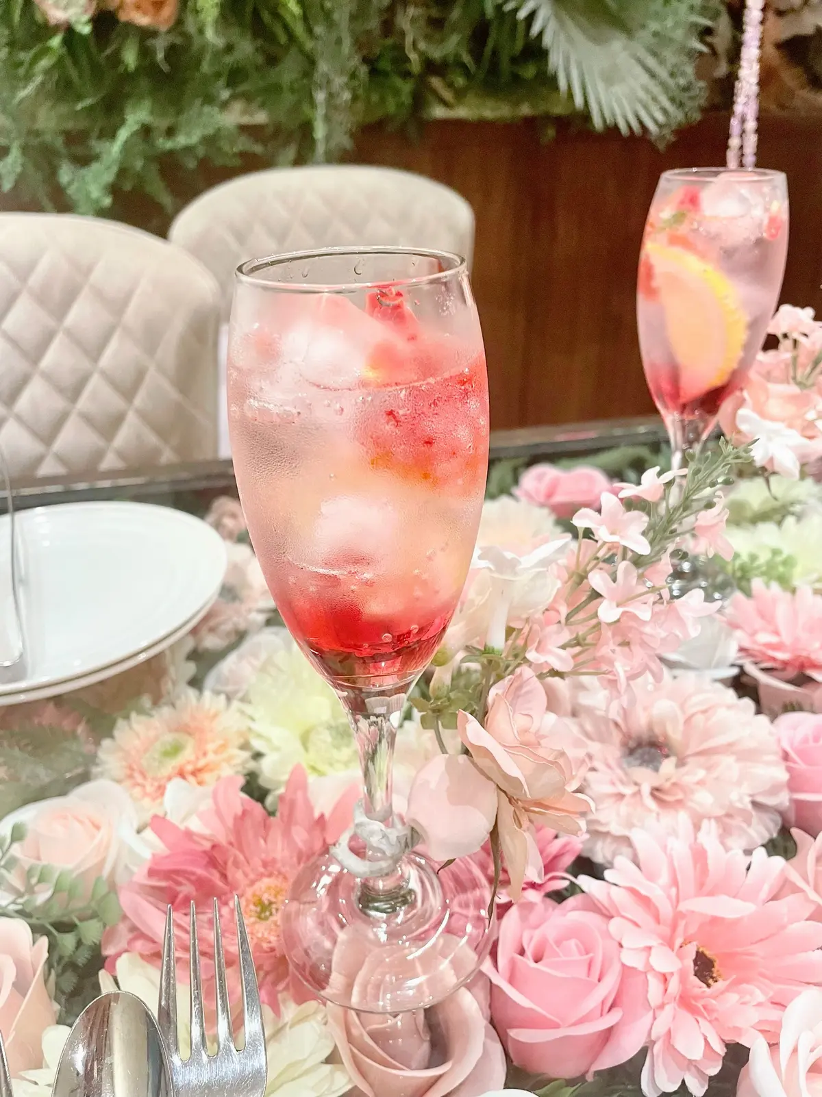 Afternoon Flower Lounge Tea Bloomy 銀座店、カンノーロ、美味しいアフタヌーンティー、美味しいランチ、美味しい女子会、可愛い女子会、映えるアフタヌーンティー、お花のアフタヌーンティー、ミシュラン星付きシェフ監修、ロブションシェフ監修、ムース、いちごムース、ヨーグルトムース、ピスタチオ、いちごマカロン、苺マカロン、ココナッツ、ココナッツプリン、パンナコッタ、苺パンナコッタ、いちごパンナコッタ、いちごゼリー、いちごジュレ、Tea Bloomy 銀座店、 アフタヌーンティー フラワーラウンジ ティーブルーミー、アフタヌーンティー、お花のアフタヌーンティー、アジアンフラワー、アジアンフラワーアフタヌーンティー、 、アジアン、アジアンテイスト、アジアンインテリア、お花のテーブル、コーヒー、カフェラテ、可愛いカップ、お花のカップ、可愛いカップ&ソーサー、コーヒーカップセット、飲み放題、フリードリンク、ドリンクブュッフェ、花柄カップセット、お花のカップセット、お花のカップ、花柄カップ、花柄カップ&ソーサー、選べるカップ、紅茶、アールグレイ、ハーブティー、アールグレイティー、お茶漬け、サーモン、サーモンのお茶漬け、鮭茶漬け、ハンバーガー、ローストビーフ、ローストビーフバーガー、サーモン、オリーブ、スイーツ、乾杯酒、スパークリング、デトックスウォーター、女子会、ワンピース、花柄ワンピース、モノトーンワンピース、モノトーン花柄ワンピース、ピンクワンピース、カンノーロ、ケーキ、シュークリーム、マカロン、タルト、チーズケーキ、いちご、マンゴー、イチゴ、苺、桃、