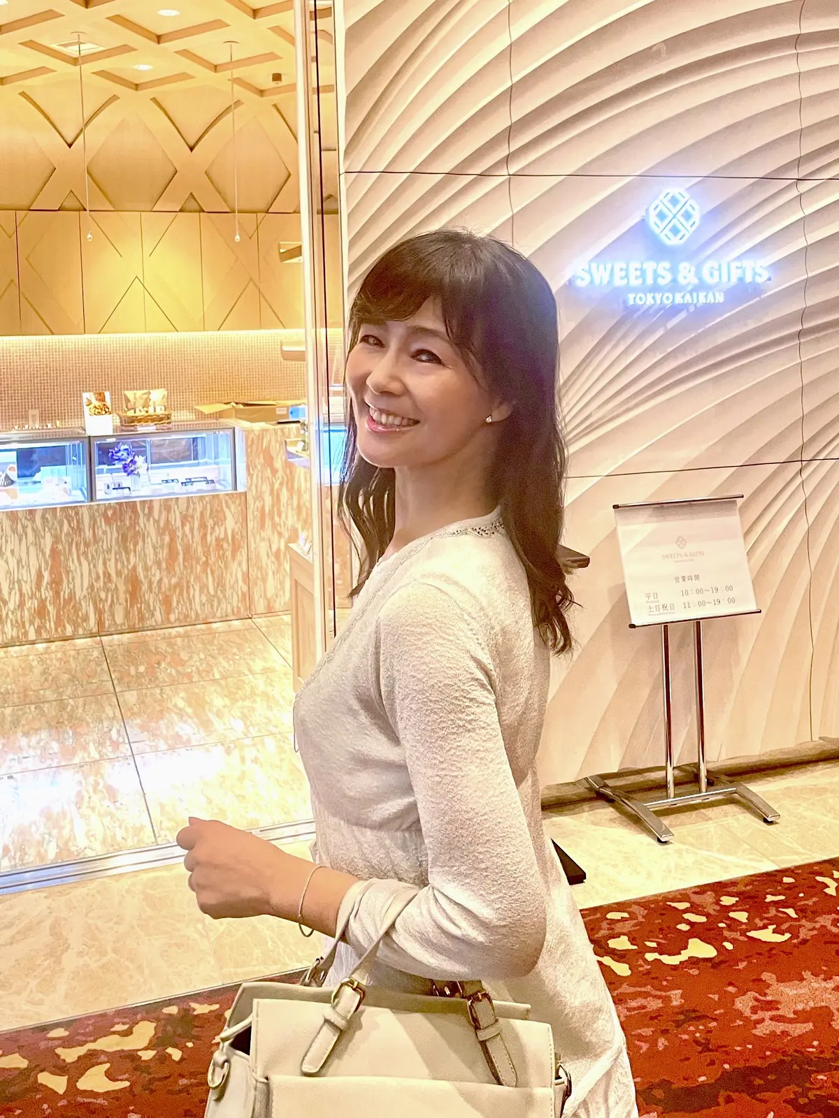 シルバー、カーディガン、シーン、ワンピース、白ワンピース、白ワンピ、レース、ドレス、ビーズ、飾り、装飾、東京会舘、TOKYO KAIKAN、東京会舘本舘、スイーツ&ギフト、SWEETS & GIFT