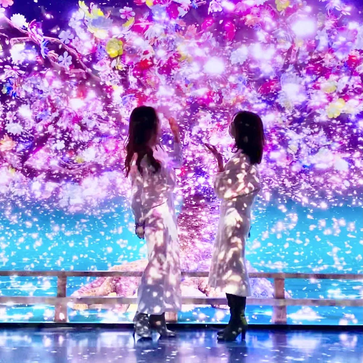 桜吹雪がオールホワイトコーデに映えます