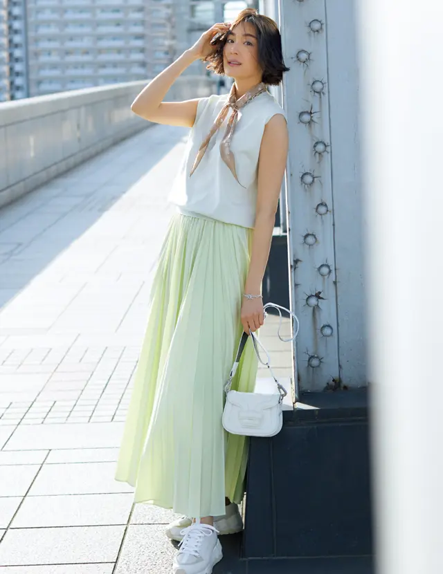 甘やかな色もプリーツならシャープな印象に