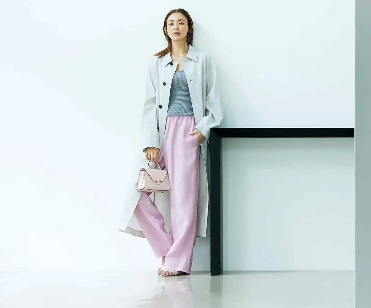 青みピンクのパンツは、ソリッドなグレーコートで辛口モードに振り切る