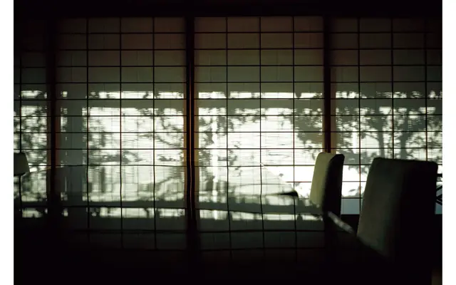 8畳の茶室は、次の間と水屋つき。杉の天井、繊細な細工の欄間、本壁など、材料からこだわりぬいた造作の美も楽しめる