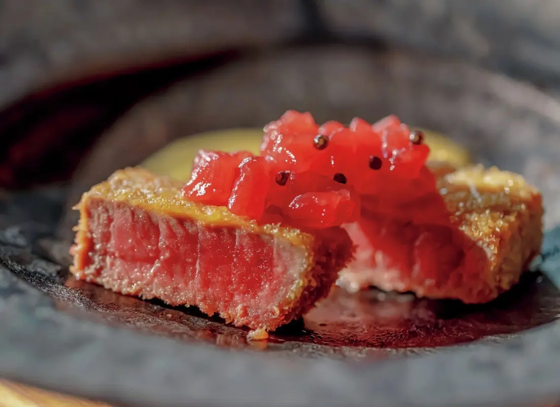 本鮪をさっと揚げたカツレツにキャビアを合わせたシグネチャーなひと皿。