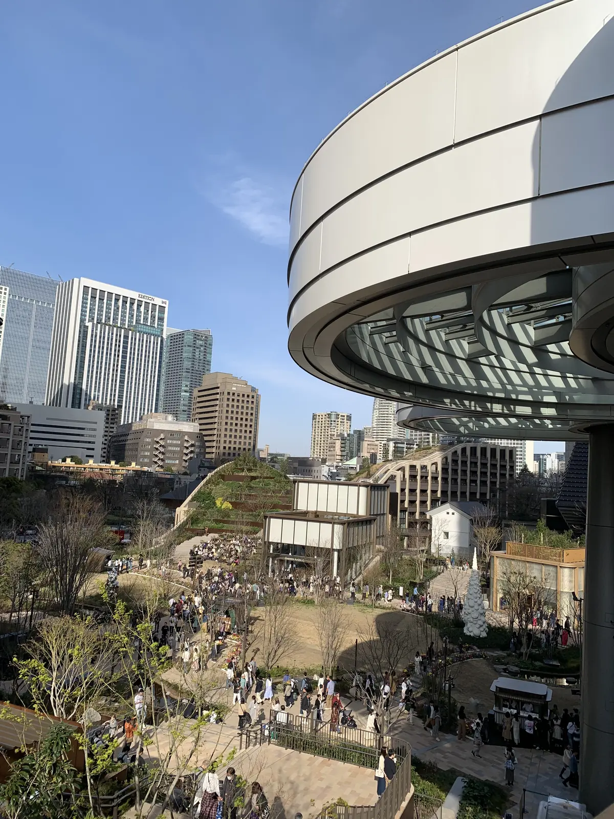 2階から見る麻布台ヒルズのガーデン広場