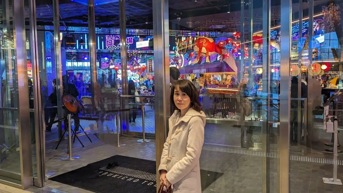 冬のホワイトコーデで東急歌舞伎町タワー《の画像_3