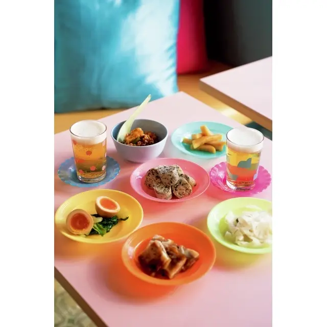 小皿とコップ酒で屋台気分に