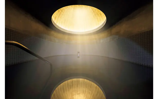 天井の頂部から柔らかな光が射し込む◯湯。大地から湧き出す茶褐色のモール温泉のパワーを実感して