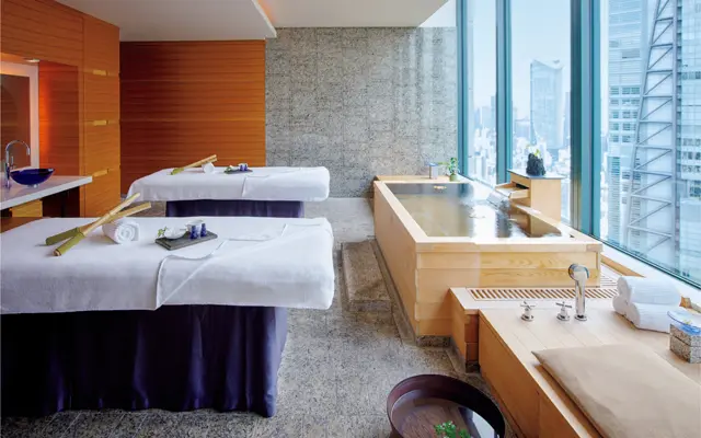 2名の場合は、檜風呂とシャワールームを備えたミズキルームを利用