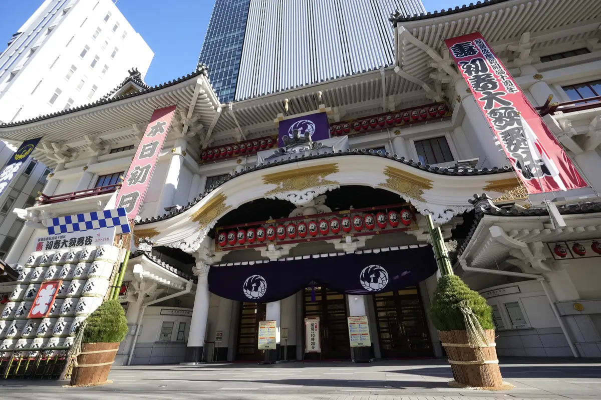 門松や正月飾りでいつも以上に華やかな1月の歌舞伎座