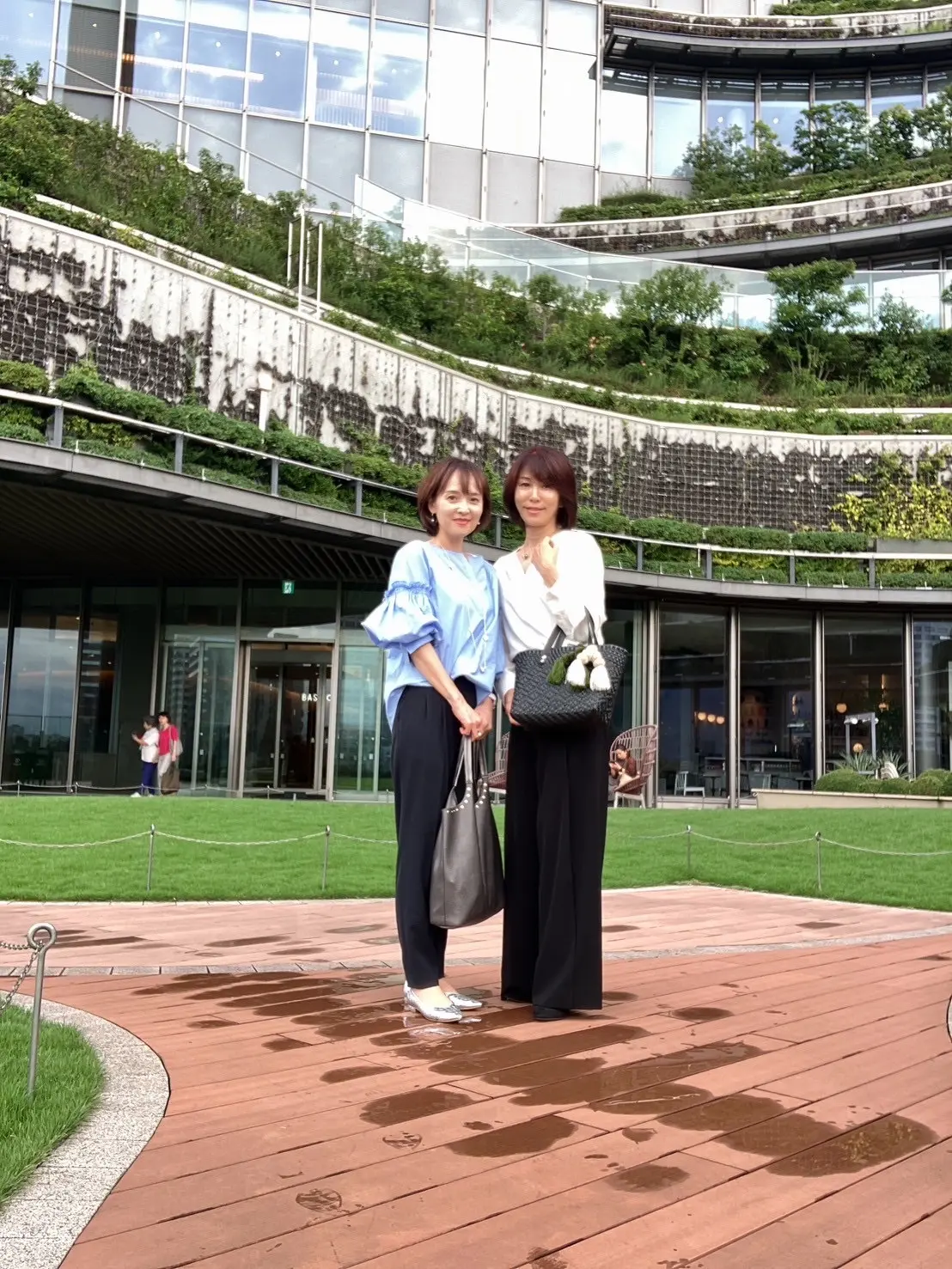 東京ミッドタウン日比谷で写真撮影をする女性二人組