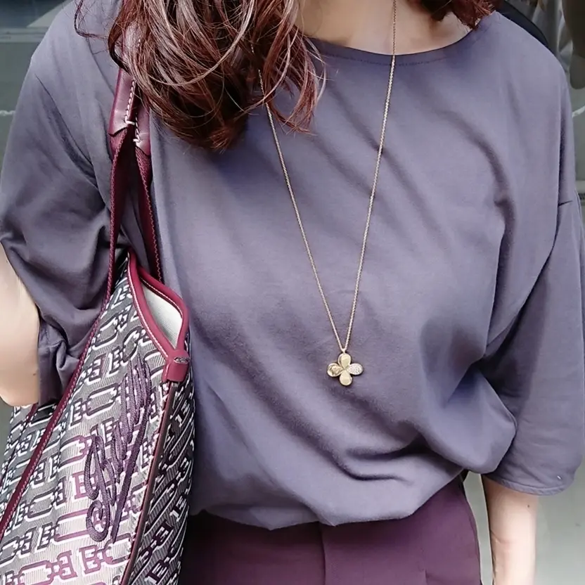 グレーTシャツ   ゴールドペンダント