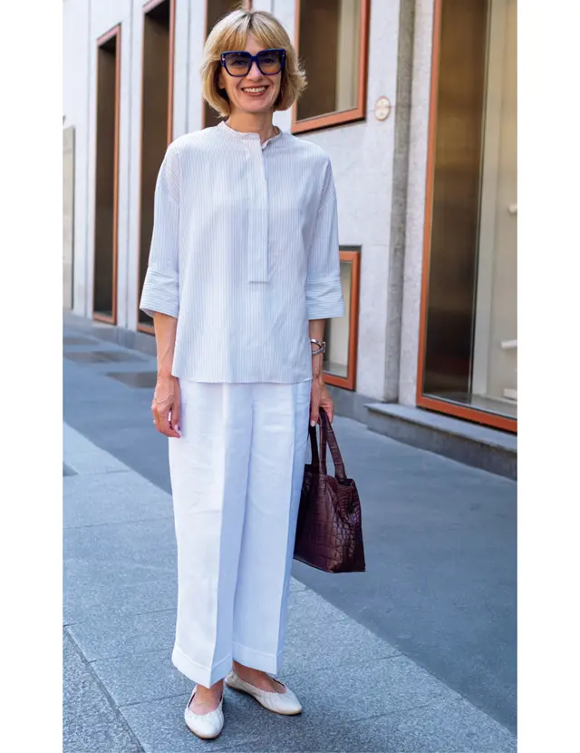 ピンストライプのブラウスもセンタープレスパンツもロロ・ピアーナのもの