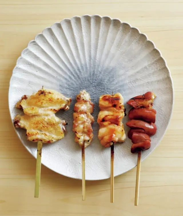 左から、手羽先（串）、ひざ軟骨、かしわ、レバー。