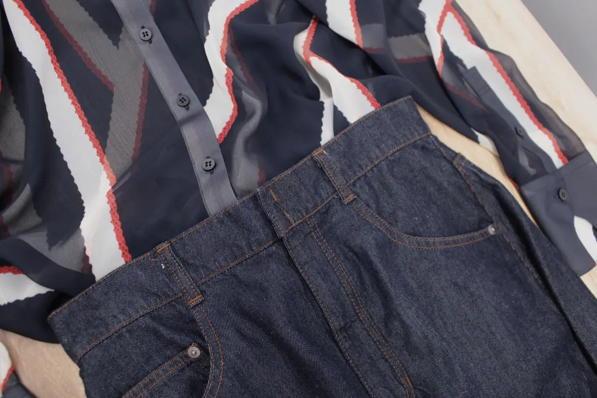 ADORE シアーシャツをデニムパンツにインした着こなし