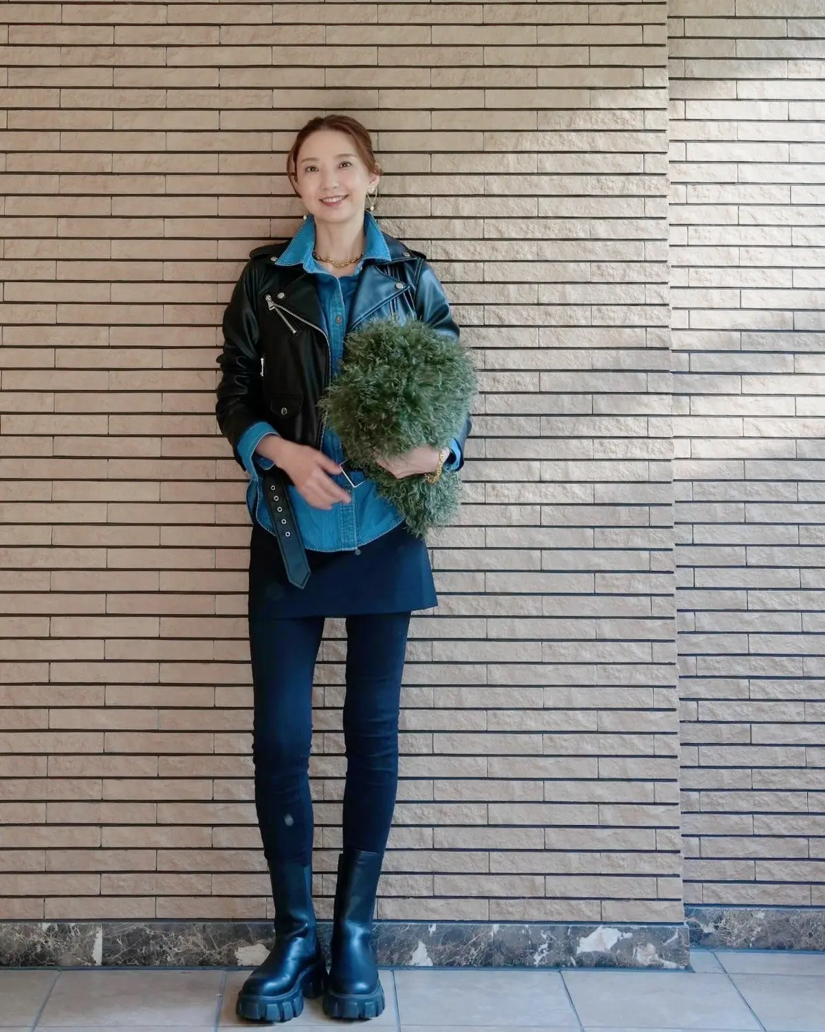 【UNIQLOデニムシャツ×スキニーパンの画像_4