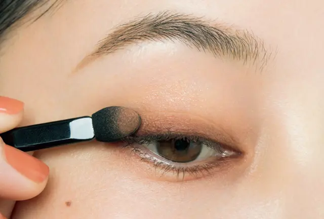赤みブラウンのラインシャドウメイク2