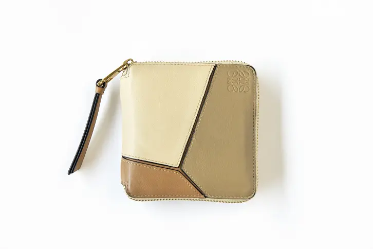 お財布は「ロエベ」。ベージュ系の服をよく着る三尋木さんに配色がマッチ。