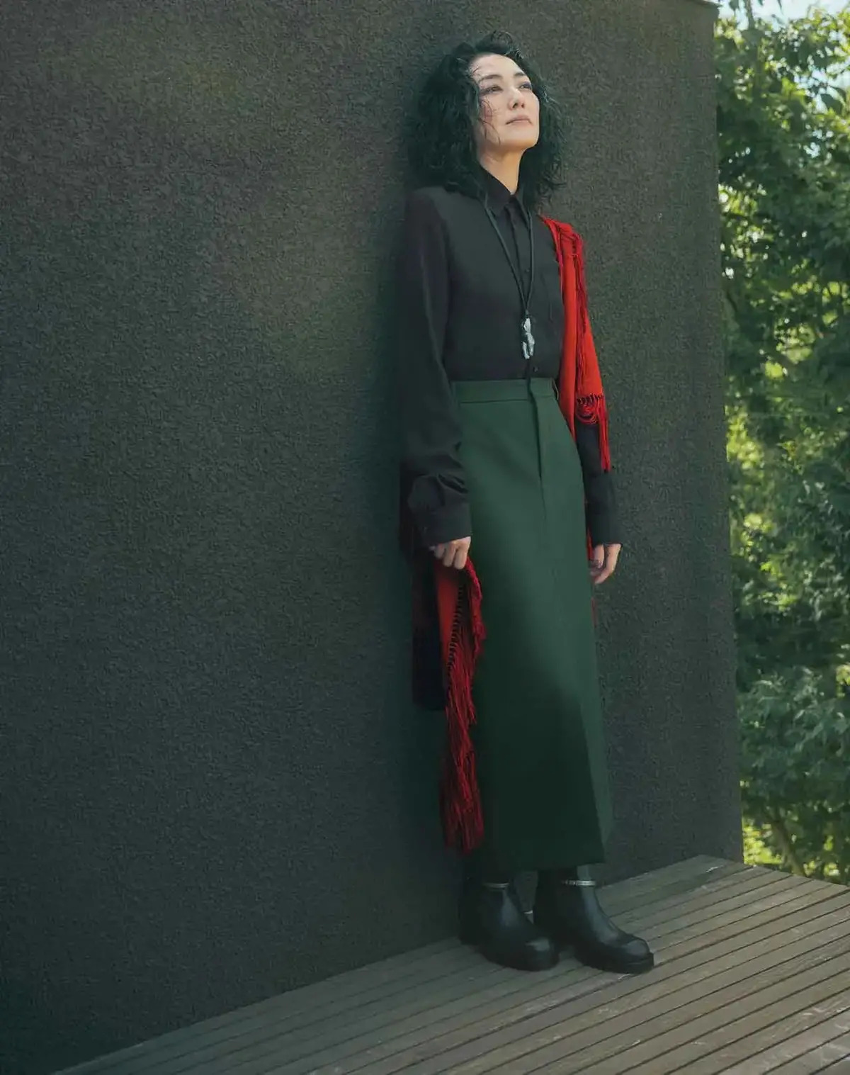 ナチュラルなのにどこか都会的なマローネカラー×レッドの新鮮カラーリング