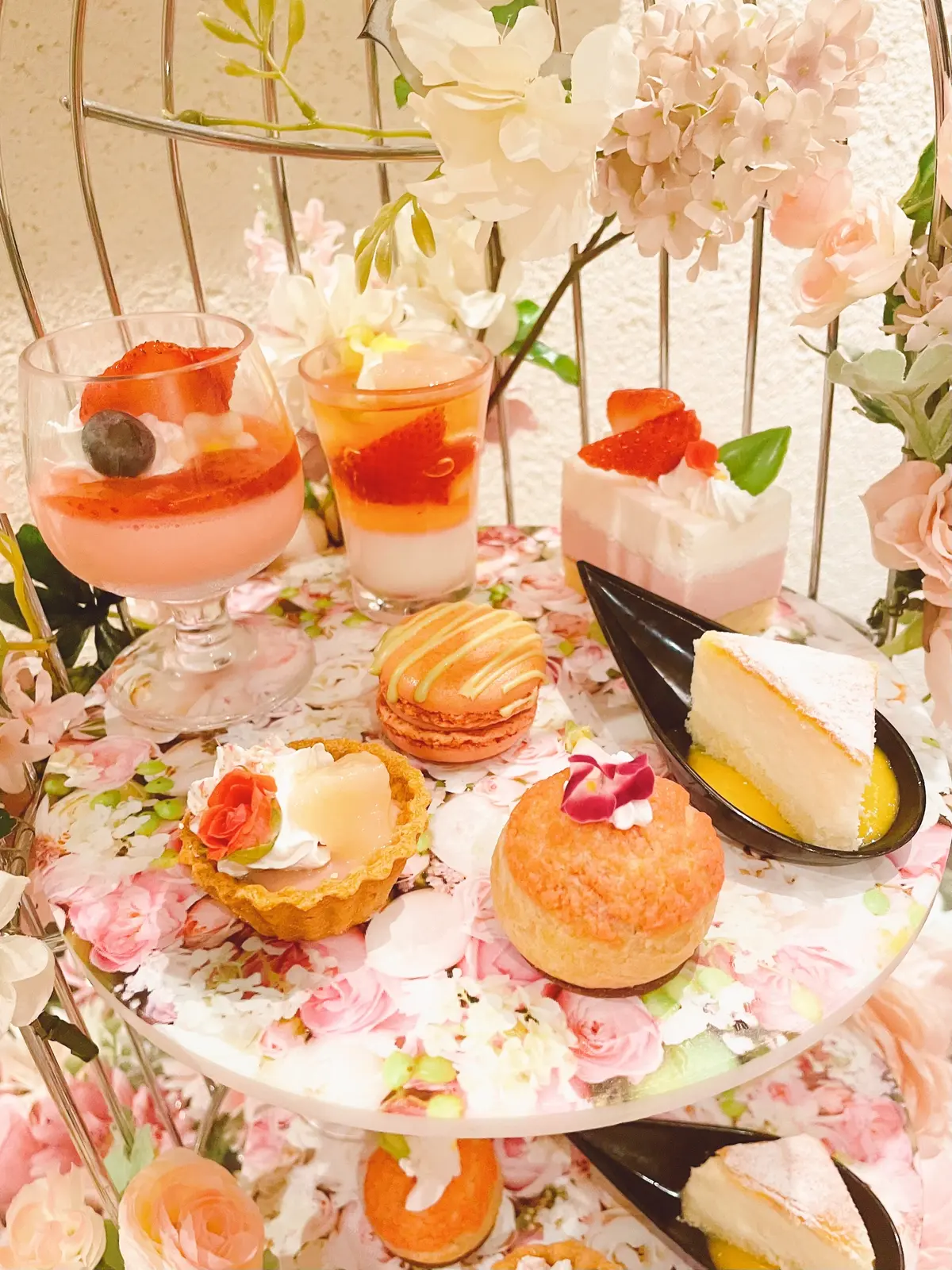 Afternoon Flower Lounge Tea Bloomy 銀座店、カンノーロ、美味しいアフタヌーンティー、美味しいランチ、美味しい女子会、可愛い女子会、映えるアフタヌーンティー、お花のアフタヌーンティー、ミシュラン星付きシェフ監修、ロブションシェフ監修、ムース、いちごムース、ヨーグルトムース、ピスタチオ、いちごマカロン、苺マカロン、ココナッツ、ココナッツプリン、パンナコッタ、苺パンナコッタ、いちごパンナコッタ、いちごゼリー、いちごジュレ、Tea Bloomy 銀座店、 アフタヌーンティー フラワーラウンジ ティーブルーミー、アフタヌーンティー、お花のアフタヌーンティー、アジアンフラワー、アジアンフラワーアフタヌーンティー、 、アジアン、アジアンテイスト、アジアンインテリア、お花のテーブル、コーヒー、カフェラテ、可愛いカップ、お花のカップ、可愛いカップ&ソーサー、コーヒーカップセット、飲み放題、フリードリンク、ドリンクブュッフェ、花柄カップセット、お花のカップセット、お花のカップ、花柄カップ、花柄カップ&ソーサー、選べるカップ、紅茶、アールグレイ、ハーブティー、アールグレイティー、お茶漬け、サーモン、サーモンのお茶漬け、鮭茶漬け、ハンバーガー、ローストビーフ、ローストビーフバーガー、サーモン、オリーブ、スイーツ、乾杯酒、スパークリング、デトックスウォーター、女子会、ワンピース、花柄ワンピース、モノトーンワンピース、モノトーン花柄ワンピース、ピンクワンピース、カンノーロ、ケーキ、シュークリーム、マカロン、タルト、チーズケーキ、いちご、マンゴー、イチゴ、苺、桃、