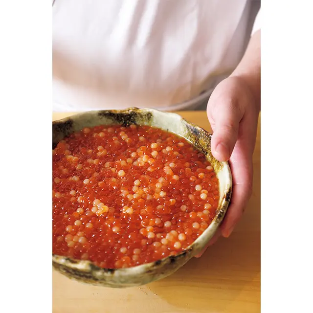 イクラはしょうゆ漬けと低温調理したものを合わせている。小丼にして提供