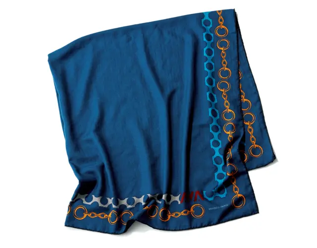 ストール（140×140）￥163,900／エルメスジャポン（エルメス）