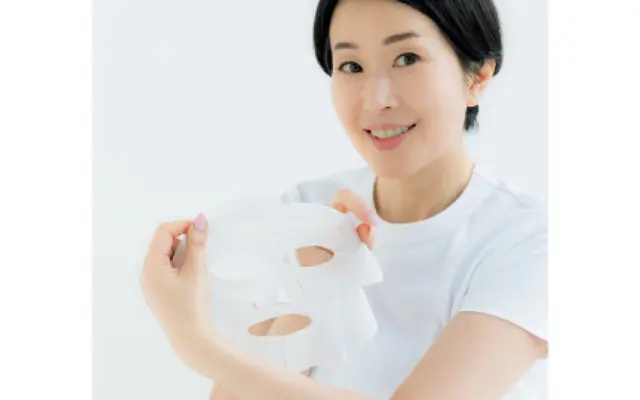 マスクをクルッと裏返しにして、乳液が塗ってある面を顔にはり、さらに10分