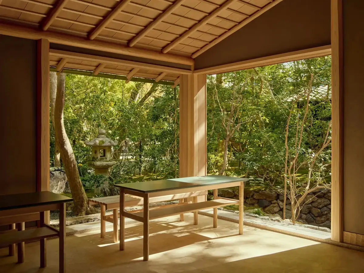 緑に囲まれた椅子席の茶室は伝統を継承しつつアマン京都の建築と調和するデザイン。