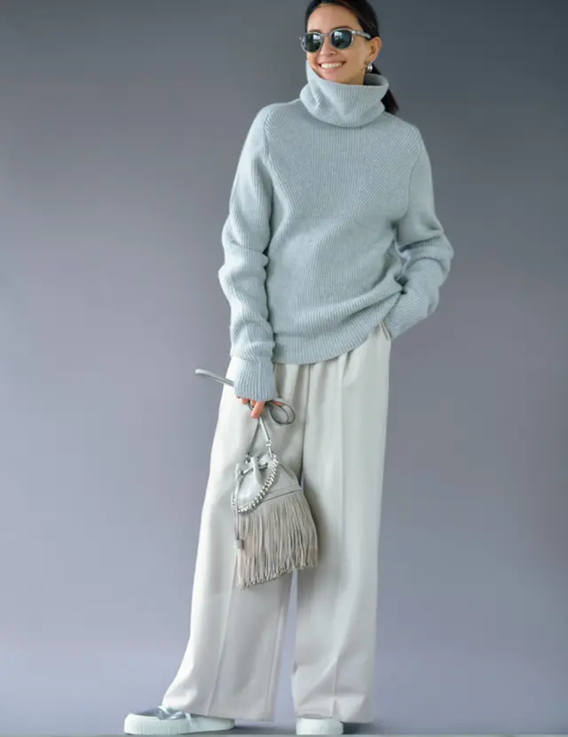 エブールのニットコーデのRINA