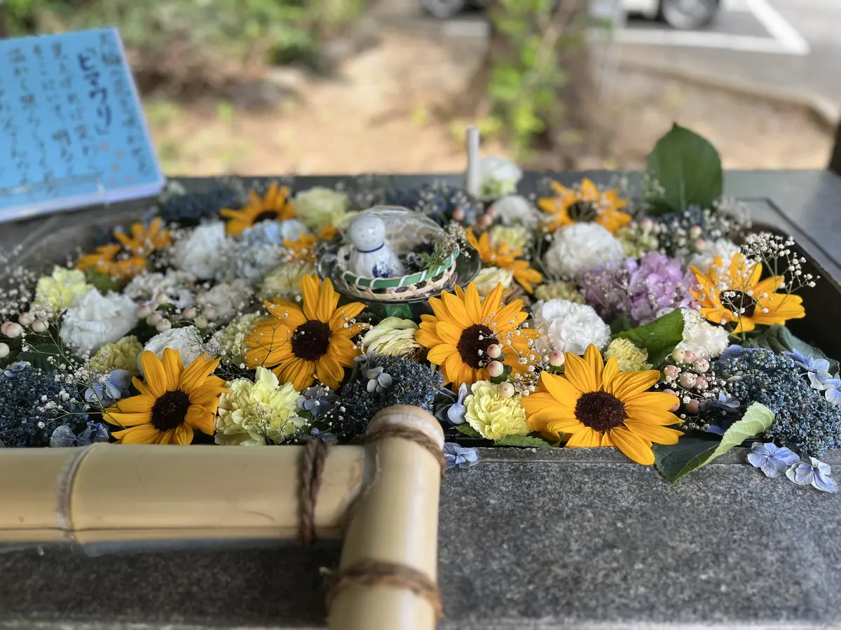 茅の輪くぐりと花手水の画像_10