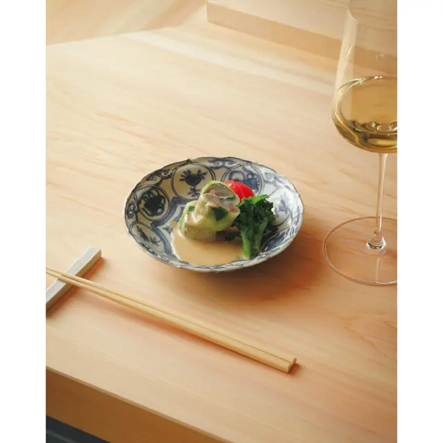 お決まり3品から。先付の「関あじのきゅうり巻き、トマトと菜の花のひたし」。魚は豊後水道の魚屋や漁師から直接仕入れ、野菜はほぼ京都産。おまかせ¥15,000〜、 お決まり3品¥7,000前後