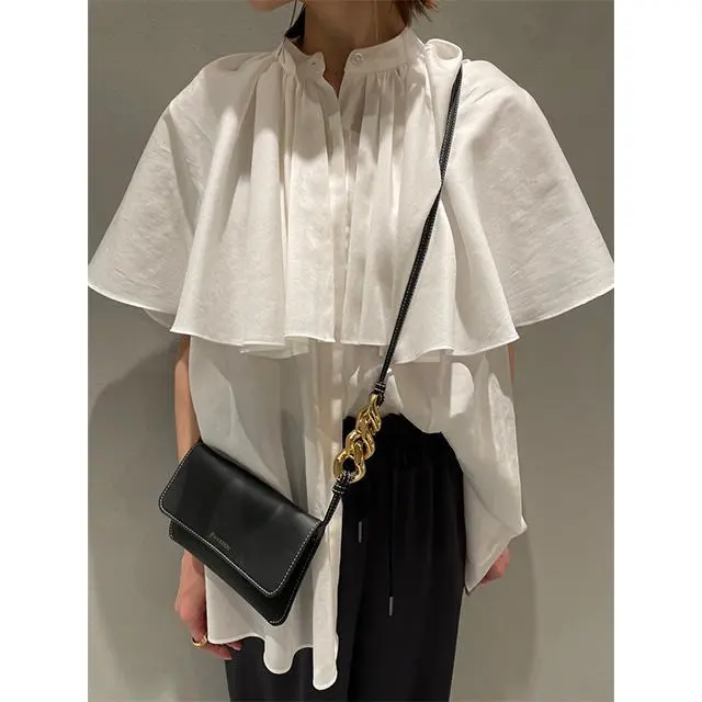 インパクトのあるゴールドチェーンのバッグを斜め掛けすれば、