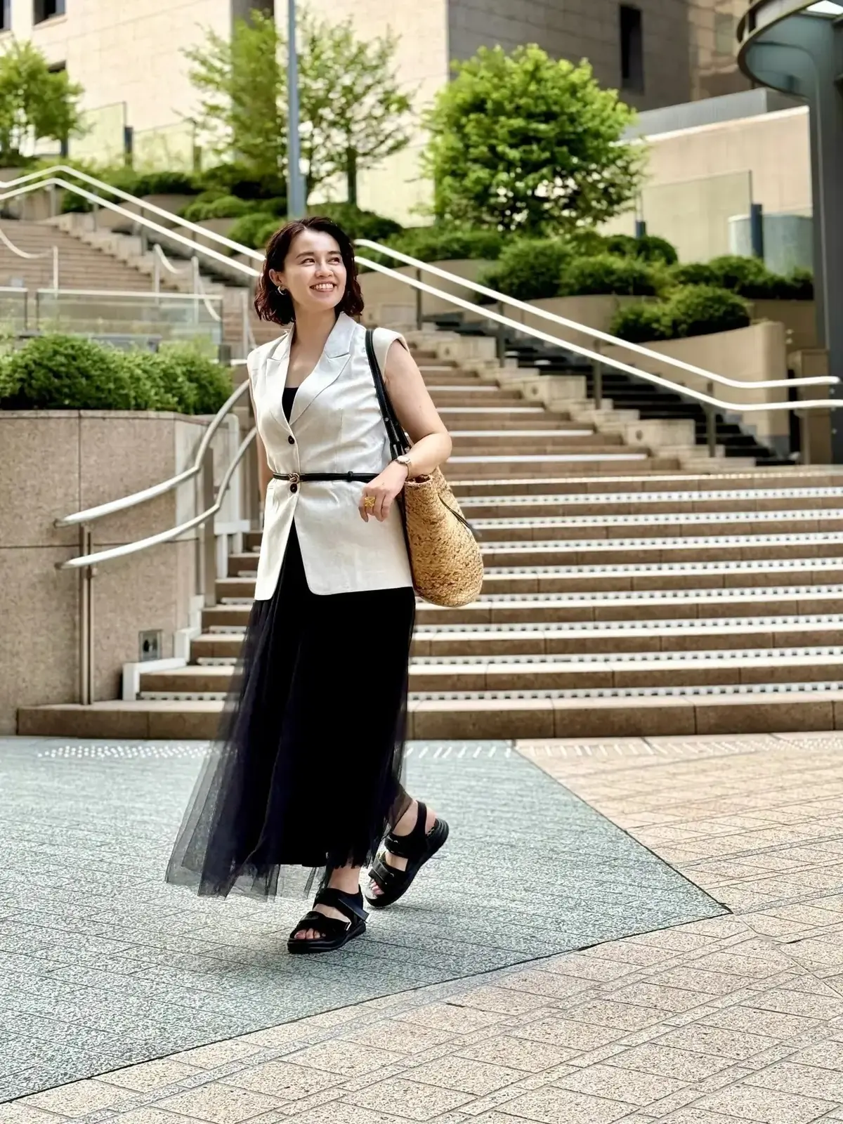 【おしゃれな50代のZARAコーデ】この夏は小物を取り入れた”モノトーンコーデ”が人気！