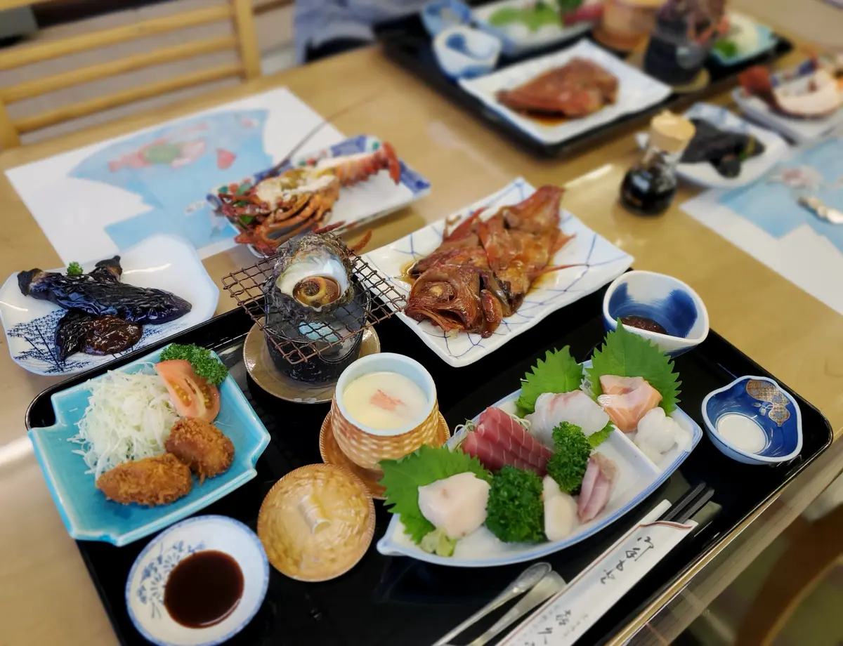 大きな金目の煮付けに、サザエに伊勢海老、カキフライに豪華なお刺身と大満足でした。