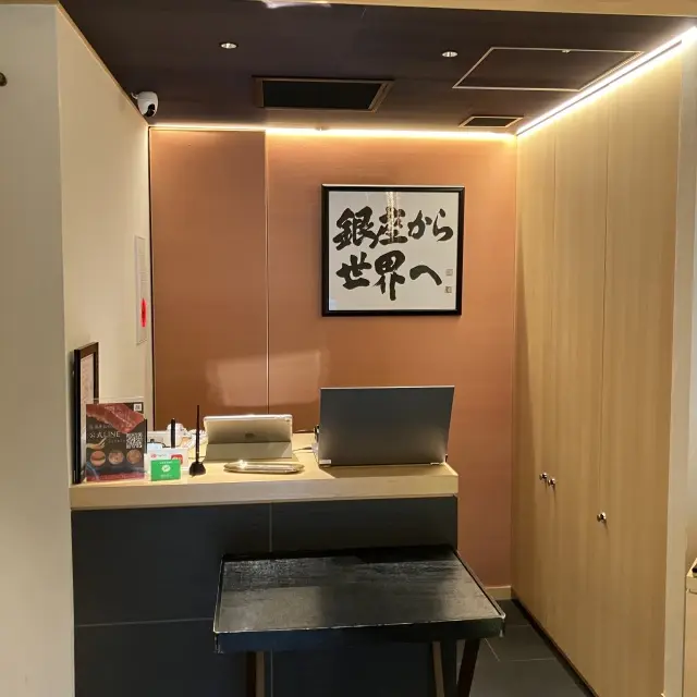 大人気寿司店の個室カウンターの画像_2