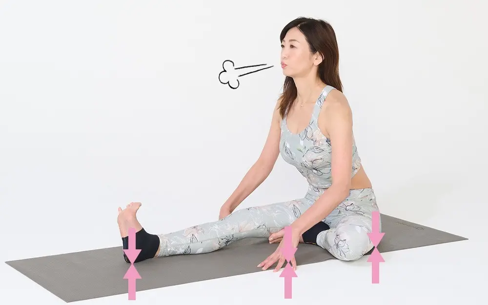 OurAge×Webエクラ　むくみを改善する＜片脚前屈のポーズ＞