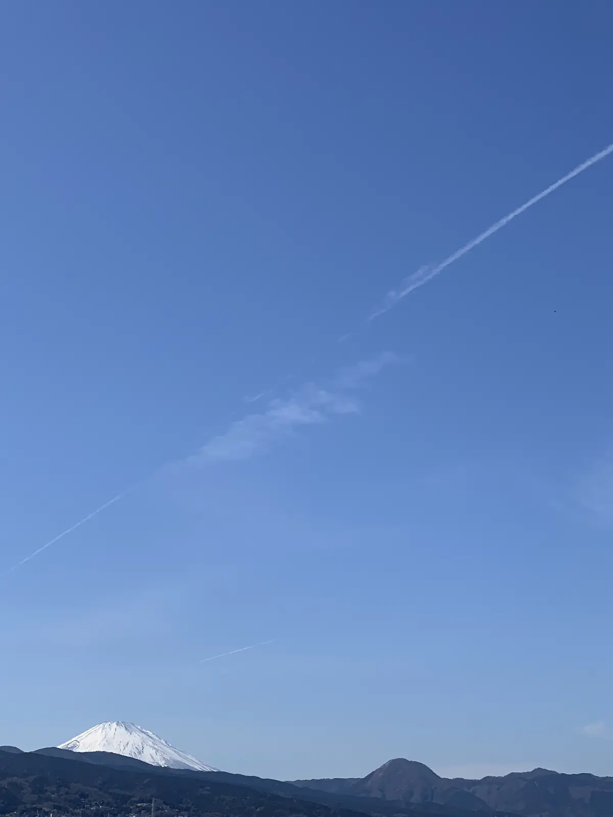 飛行機雲と富士山