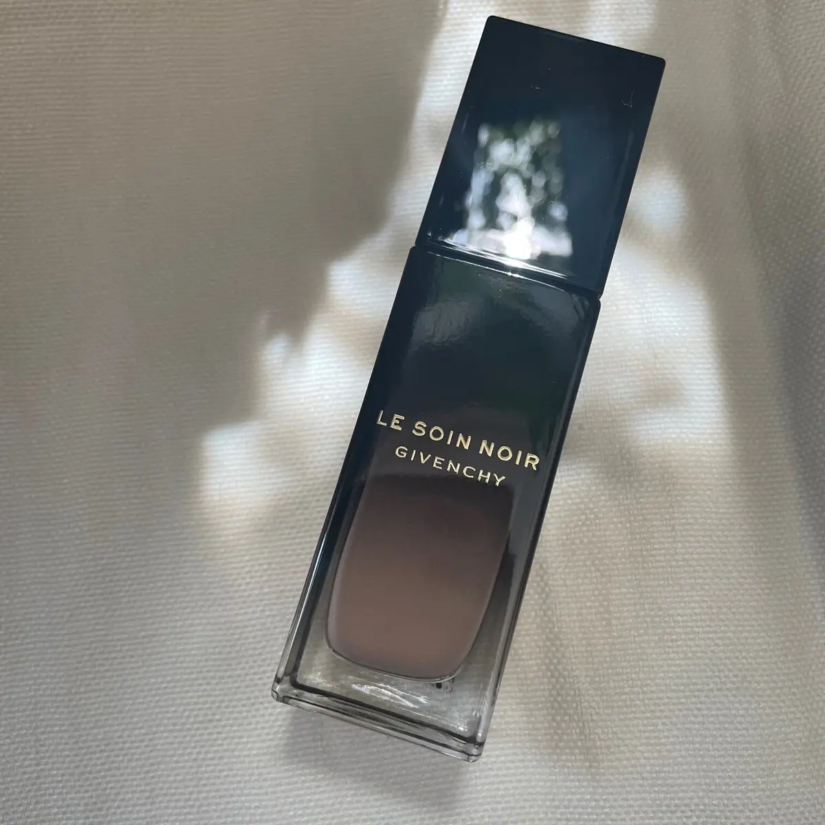 ソワン ノワール セラム ファンデーション  全4色 各30mL￥16,610／パルファム ジバンシイ