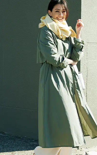 トレンチコートとストールのコーディネート