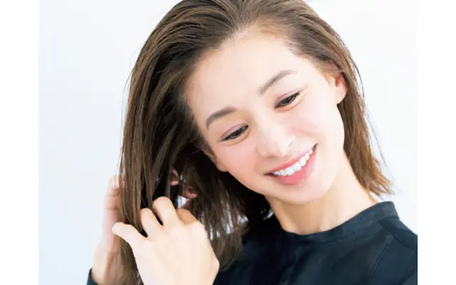 ヘアミルクやヘアオイルなど髪質に合うスタイリング剤を、髪の毛先からトップへ